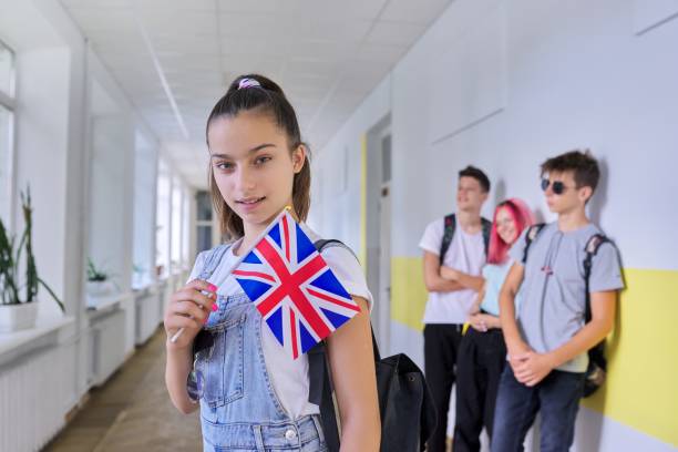 teenager-schüler mit britischer flagge, schulkorridor gruppe von schülern hintergrund - adolescence flag university people stock-fotos und bilder