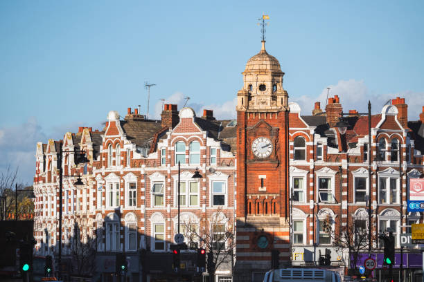 크라우치 엔드 브로드웨이의 오래된 시계탑, 노스 런던 - townhouse england famous place local landmark 뉴스 사진 이미지