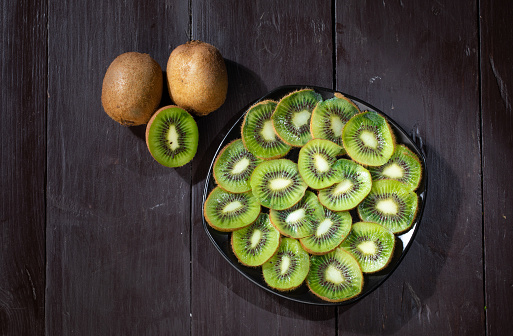 Delicious ripe lots of kiwi fruit and kiwi in a cut on a light concrete background. close-up . space for text