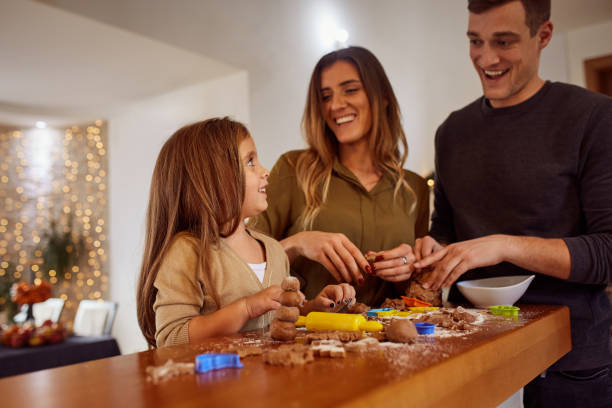 family preparing christmas cookies at home - pastry cutter family holiday child imagens e fotografias de stock