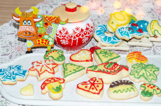 galletas caseras en forma de tabla de cortar y un divertido juguete en forma de toro. enfoque selectivo - heart shape christmas defocused multi colored fotografías e imágenes de stock