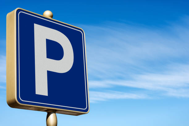 segno di parcheggio gratuito sul cielo blu con nuvole - fotografia - letter p alphabet three dimensional shape blue foto e immagini stock