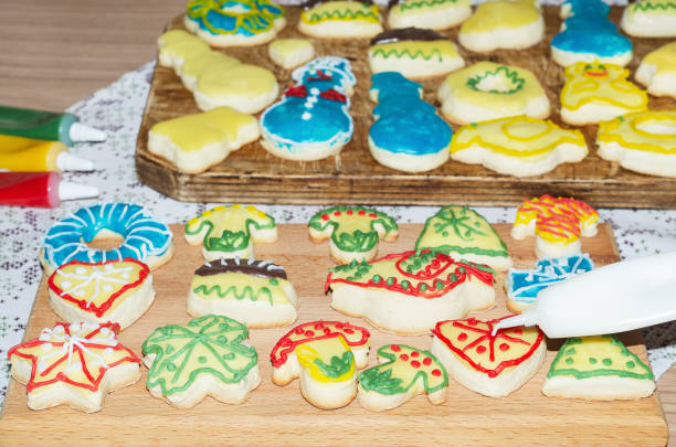 galletas caseras en forma en el proceso de decoración con azúcar glas. enfoque selectivo - heart shape christmas defocused multi colored fotografías e imágenes de stock