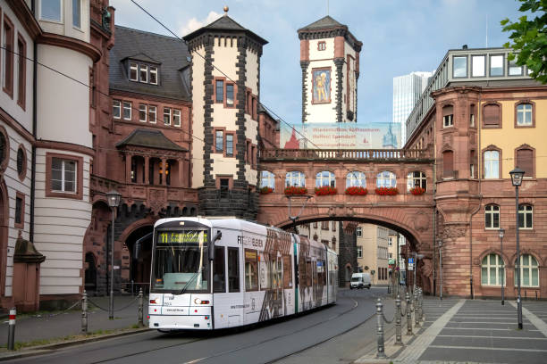 biały tramwaj na placu paulsplatz we frankfurcie - bridge of sighs zdjęcia i obrazy z banku zdjęć