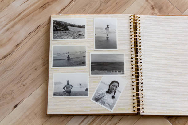 fotoalbum, altes schwarz-weiß-foto eines japanischen paares, das in den 60er jahren aufgenommen wurde. holz-hintergrund. - fotoalbum stock-fotos und bilder