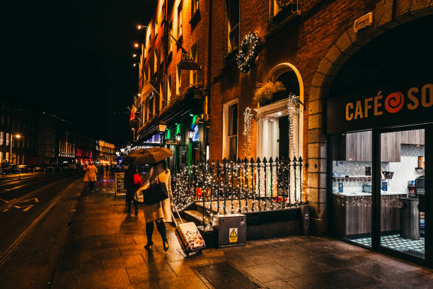 luci di natale sulla strada di dublino di notte - dublin ireland brick built structure building exterior foto e immagini stock