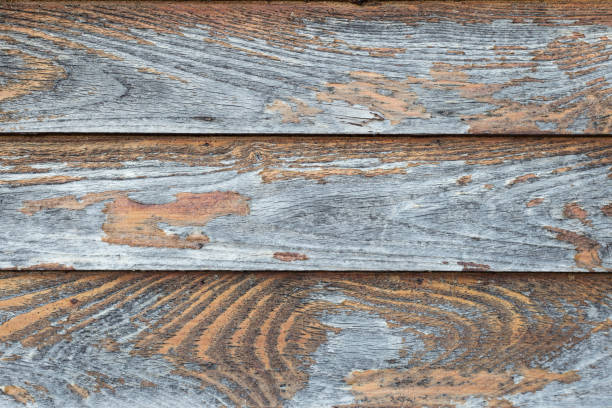 la superficie de las antiguas tablas de madera con barniz agrietado. antecedentes de viejas tablas en mal estado. - wood rustic close up nail fotografías e imágenes de stock