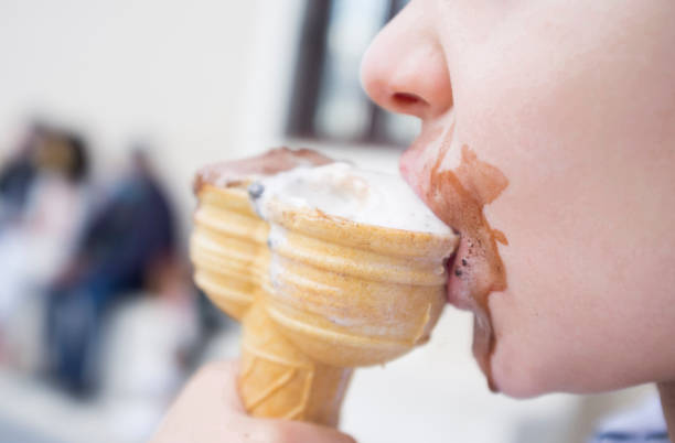 5 jahre alt wenig lecken twin kegel eis - child chocolate ice cream human mouth stock-fotos und bilder