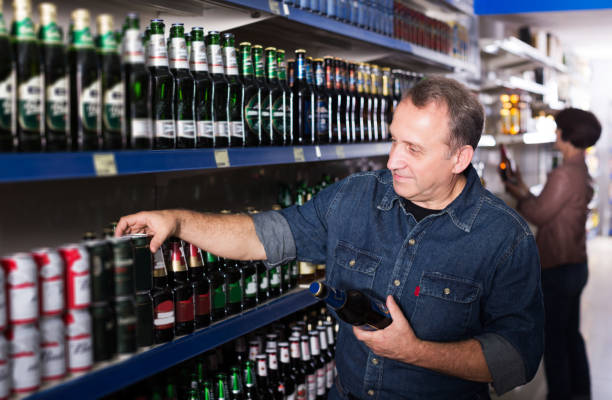istock Couple shooses beer in store 1291571020