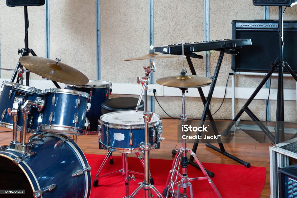 Conjunto De Instrumentos Musicales Listos Para El Ensayo De La Banda De  Música En El Estudio De Sonido Moderno Foto de stock y más banco de  imágenes de Actividad - iStock