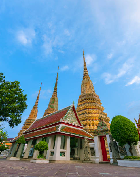 wat pho tiene una hermosa arquitectura y es una de las principales atracciones turísticas de bangkok en tailandia. - wat pho fotografías e imágenes de stock