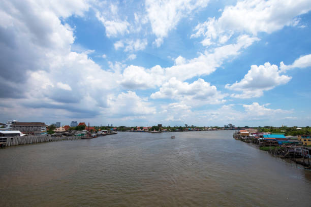 пейзаж реки чао прайя и города по обе стороны реки в таиланде - bangkok traditional culture river nautical vessel стоковые фото и изображения