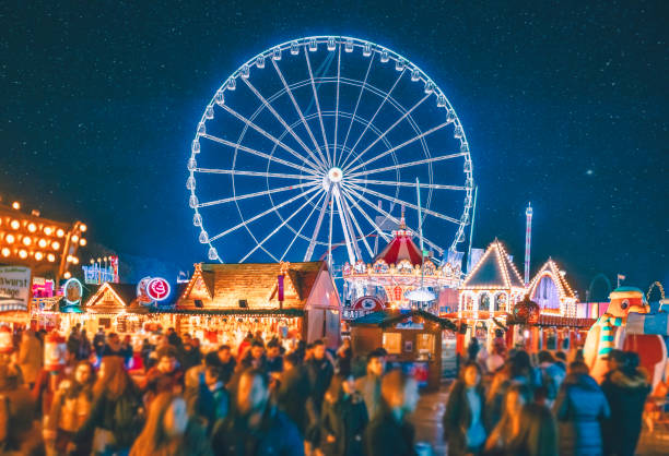 winter wonderland - parque de atracciones temático de navidad en hyde park, londres, reino unido - hyde park fotografías e imágenes de stock