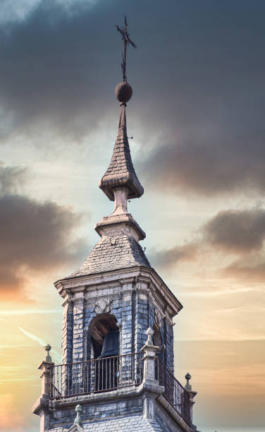 clocher supérieur supérieur de détail de cathédrale d’astorga, espagne, avec l’aiguille et la croix en métal - church bell tower temple catholicism photos et images de collection