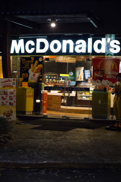 entrada do restaurante mc donald em bangkok à noite - bangkok mcdonalds fast food restaurant asia - fotografias e filmes do acervo