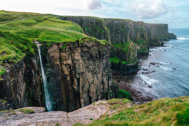 falaises de moher en irlande - republic of ireland cliffs of moher landscape cliff photos et images de collection