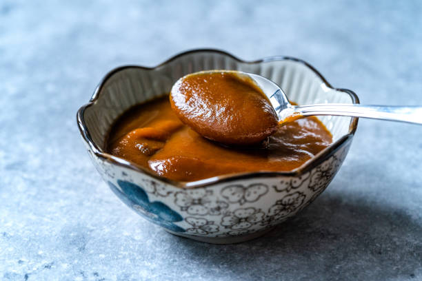 traditionelle sakarya dessert ugut mit weizensamen saft, mehl und wasser gemacht. bio-dessert aus tarakli. keime samen. - molasses stock-fotos und bilder