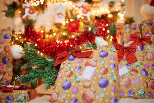 los regalos de navidad están aquí!!! - christmas tree decorations indoors selective focus arrangement fotografías e imágenes de stock