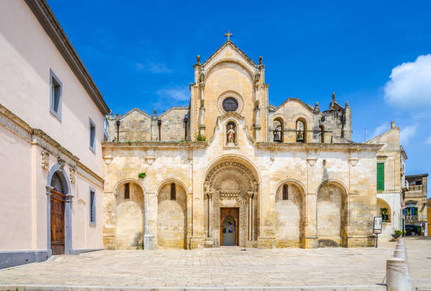 kirche des hl. johannes baptist chiesa di san giovanni battista im historischen stadtzentrum von matera - giovanni boccaccio stock-fotos und bilder