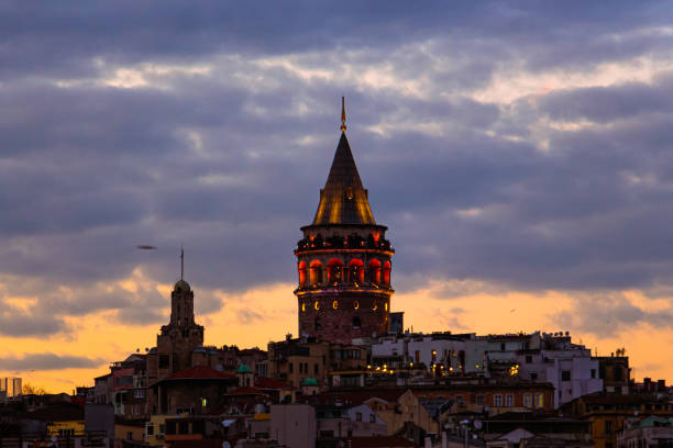 wieża galata i dramatyczne chmury o zmierzchu - galata tower zdjęcia i obrazy z banku zdjęć