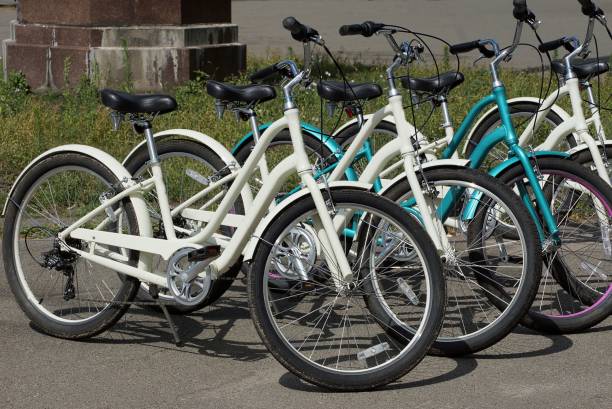 une rangée de bicyclettes blanches et bleues garées - location vélo photos et images de collection