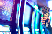 spielautomat-spielzeit-weibliche-gambler-hand-halten-geldrechnung-bereit-das-spiel-mit-einem.jpg?b=1&s=170x170&k=20&c=tNio4CNLdJbinfRZXM7ccIHys85fW-9wnxYHMuCKy7U=