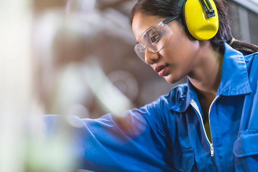 retrato asiática mujer ingeniería profesional que lleva uniforme y gafas de seguridad Control de calidad, mantenimiento, monitor proceso de comprobación de pantalla en fábrica, almacén Taller para operadores de fábrica photo