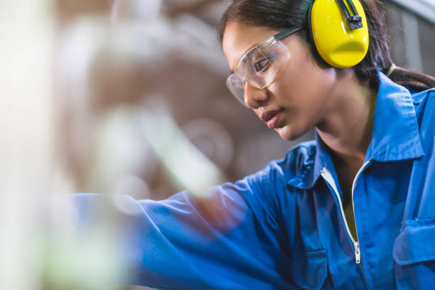 retrato asiática mujer ingeniería profesional que lleva uniforme y gafas de seguridad control de calidad, mantenimiento, monitor proceso de comprobación de pantalla en fábrica, almacén taller para operadores de fábrica - manejar una máquina fotos fotografías e imágenes de stock