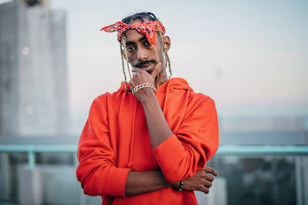 porträt eines gangsta-rappers im freien in der stadt - musikstil stock-fotos und bilder