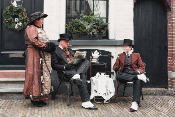 персонажи из знаменитых книг диккенса во время фестиваля диккенса в девенте в нидерландах - 0 3 months стоковые фото и изображения