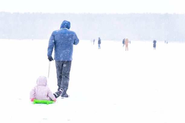 아버지는 썰매에 아이를 운반 - russian ethnicity cold relaxation nature 뉴스 사진 이미지