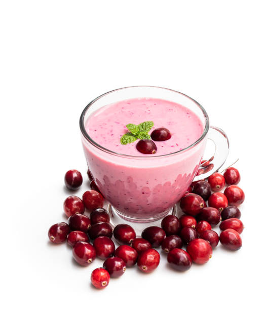 rosa smoothie mit preiselbeere in glastasse auf schwarzem stein hintergrund - healthy lifestyle cranberry healthy eating milk shake stock-fotos und bilder