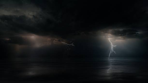 nuvole tempestose ciclone monsonico con più fulmini sopra l'oceano tropicale della notte oscura - occhio del ciclone foto e immagini stock
