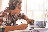 portr%C3%A4t-eines-kaukasischen-teenager
