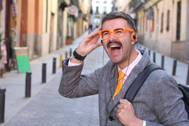 funky hombre de negocios escuchando música al aire libre - personal cassette player fotografías e imágenes de stock