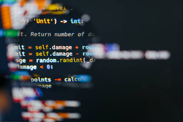 虫眼鏡で表示されるコンピュータ上のプログラムコード。クローズ アップ。 - binary code close up computer data ストックフォトと画像