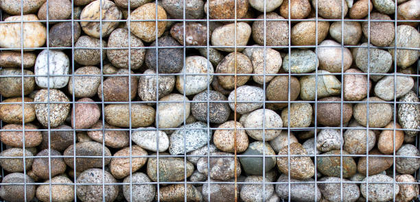 石垣。ネット内の石。大きな石。石の質感。 - gabion wall ストックフォトと画像