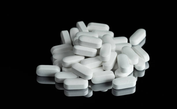 istock The medicine in white tablets is oval. 1291645010
