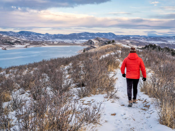 winterspaziergang an den ausläufern der rocky mountains in colorado - fort collins reservoir lake water stock-fotos und bilder