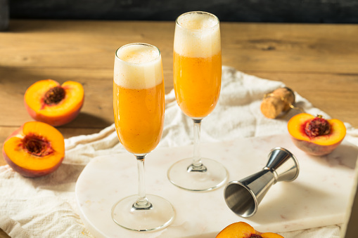 Refreshing Boozy Peach Bellini Cocktail with Prosecco