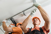 die-arbeiter-installieren-aufzugstore-in