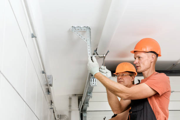 istock Workers are installing lift gates in the garage. 1291655223