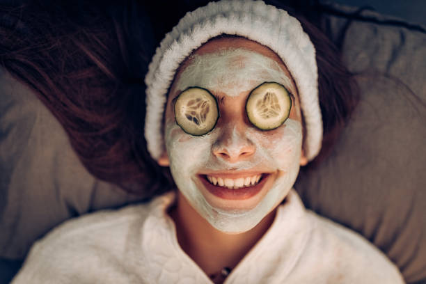 traitement de beauté - cucumber facial mask human face women photos et images de collection