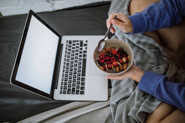 istock I love to eat in bed 1291661787