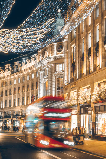 イギリス ロンドン リージェント・ストリートのクリスマス・ライツ - bus taxi london england double decker bus ストックフォトと画像