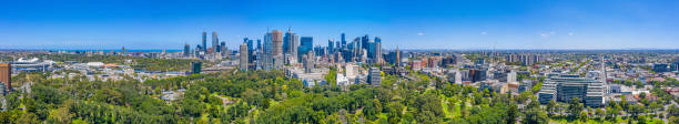 paysage urbain de melbourne vu des jardins de fitzroy, australie - melbourne skyline city australia photos et images de collection