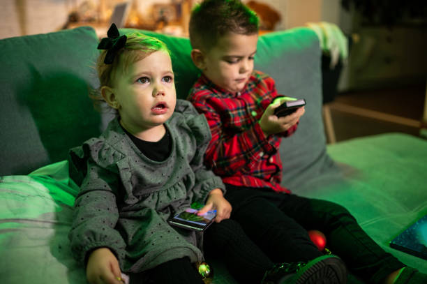 bebé y su hermano en la cama foto de stock - 18 23 meses fotografías e imágenes de stock