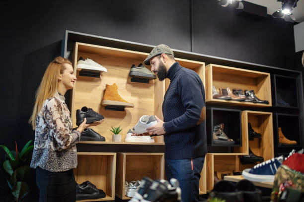 靴の選択 - shoe store sales clerk customer ストックフォトと画像