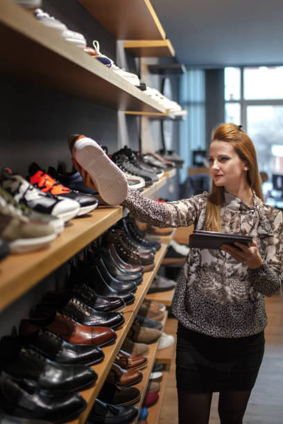 proprietario dell'attività di scarpe online utilizzando tablet digitale - sales clerk shoe sales occupation shopping foto e immagini stock