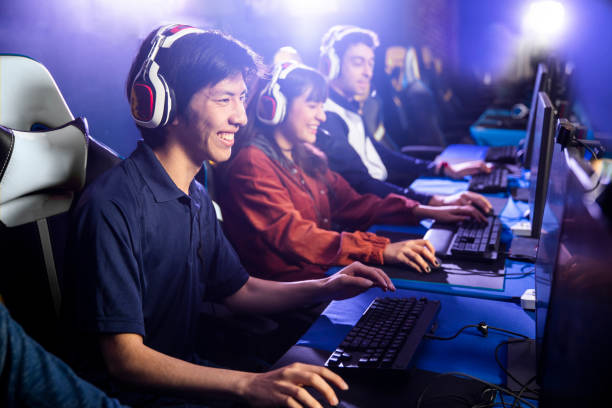 team playing esports game on computer - computer keyboard audio imagens e fotografias de stock